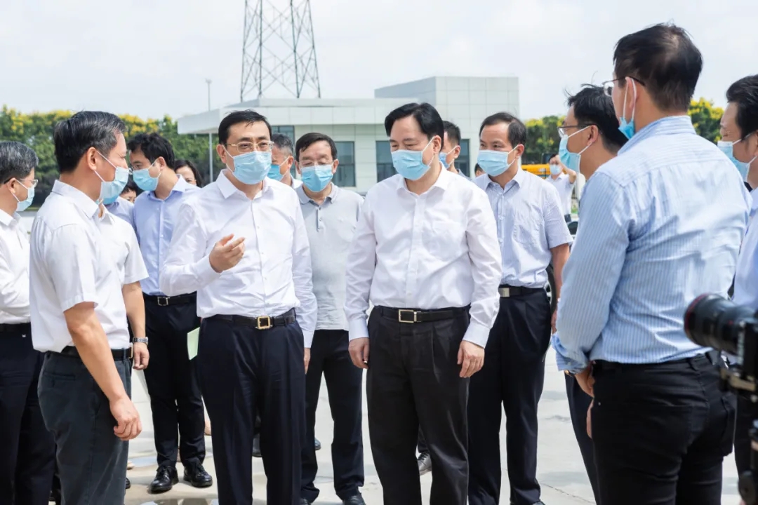 费高云书记一行领导与谈昆伦董事长亲切交流