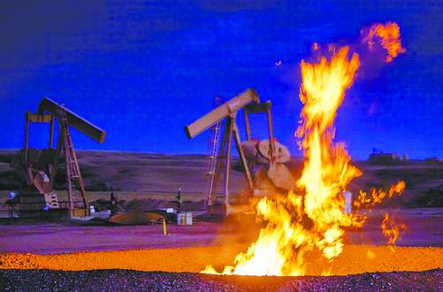 火炬燃烧会烧掉油田中多余的甲烷 火炬燃烧会烧掉油田中多余的甲烷