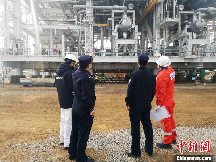 黄岛出入境边防检查站民警保障加拿大LNG首个工艺模块顺利完工交付 黄岛出入境边防检查站民警保障加拿大LNG首个工艺模块顺利完工交付