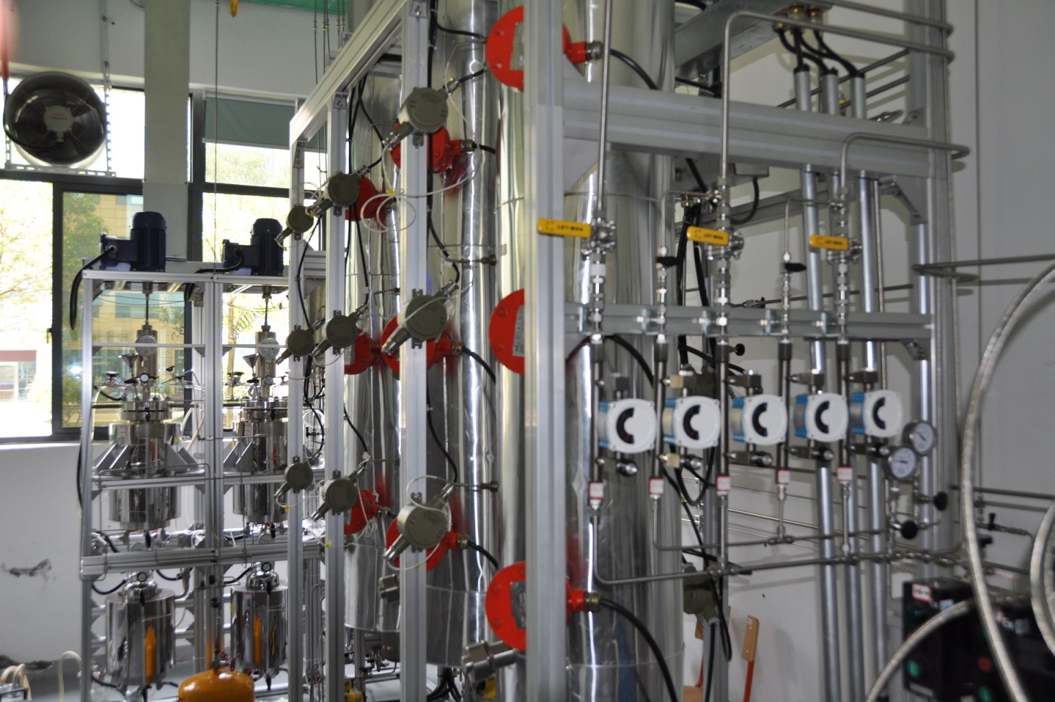 图2：亚培烯的中试生产线