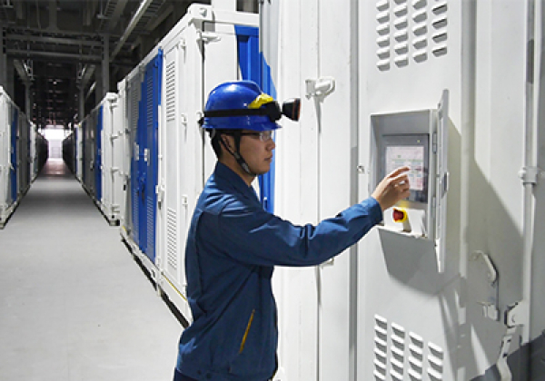 全球最大100MW级全钒液流电池储能调峰电站进入单体模块调试阶段