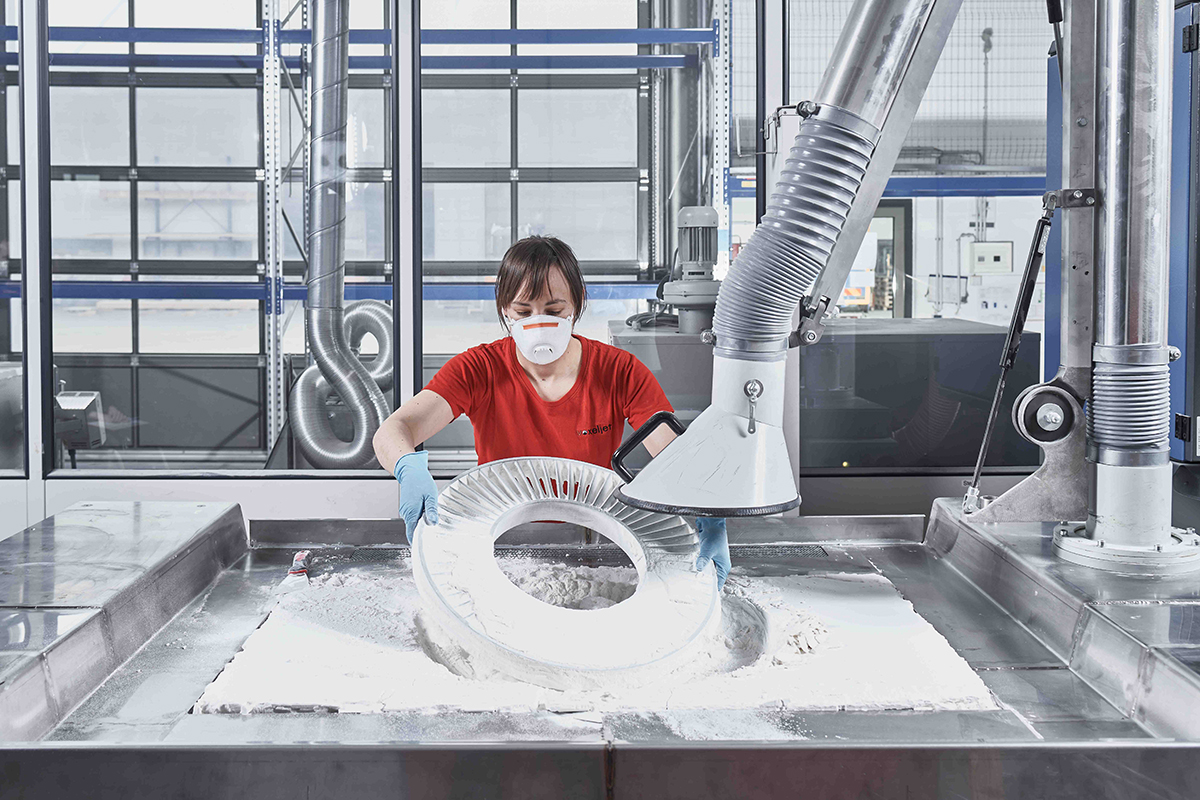 工程师正在对voxeljet 3D打印的零件进行后期处理