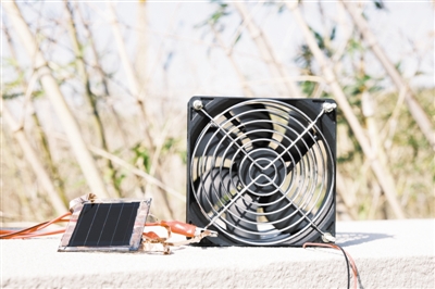 由全钙钛矿叠层光伏组件驱动的小型风扇