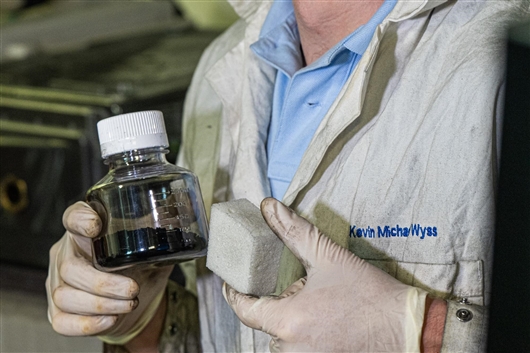 汽车废塑料巧变石墨烯 汽车废塑料巧变石墨烯