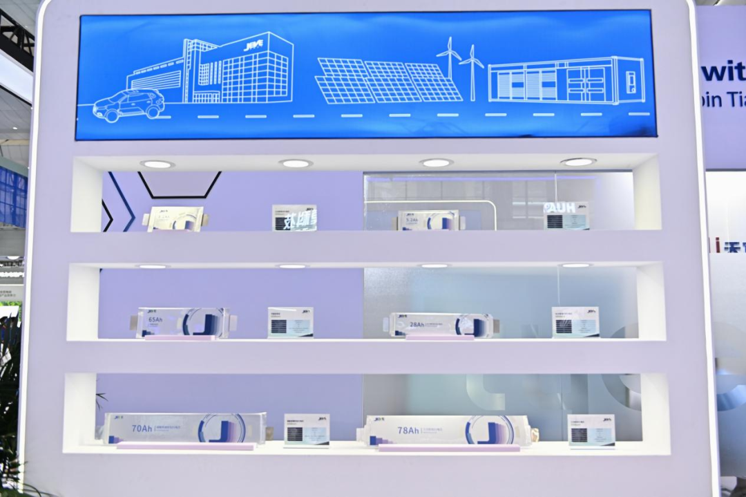 捷威动力明星产品“积木电池”在科技创新成果展区进行重点展出 捷威动力明星产品“积木电池”在科技创新成果展区进行重点展出