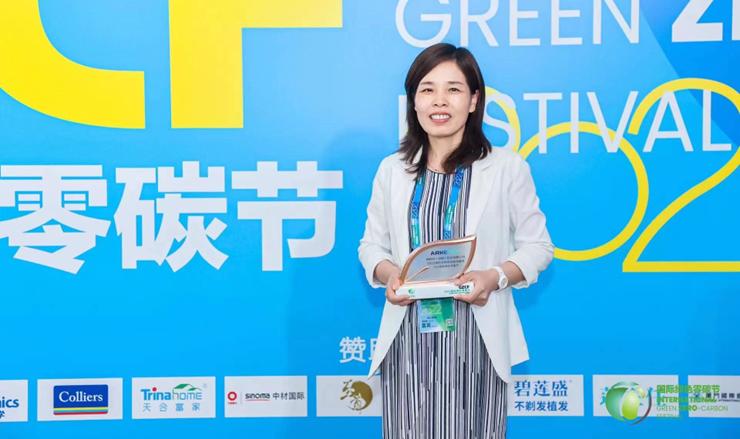 阿科玛大中华区健康安全环保质量及卓越运营总监曾月香女士代表公司领奖并发表演讲 阿科玛大中华区健康安全环保质量及卓越运营总监曾月香女士代表公司领奖并发表演讲