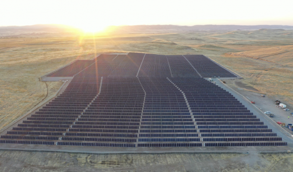 全球最大太阳能+储能系统获得10亿美元融资