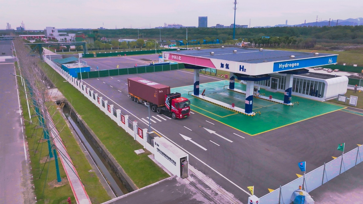 中国石化镇海炼化氢能重卡在加氢示范站加注氢