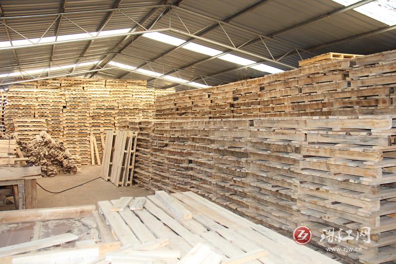 废枝杂木“变身”环保生物质颗粒燃料 废枝杂木“变身”环保生物质颗粒燃料