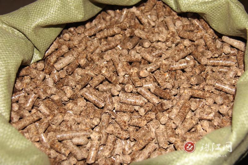 废枝杂木“变身”环保生物质颗粒燃料 废枝杂木“变身”环保生物质颗粒燃料