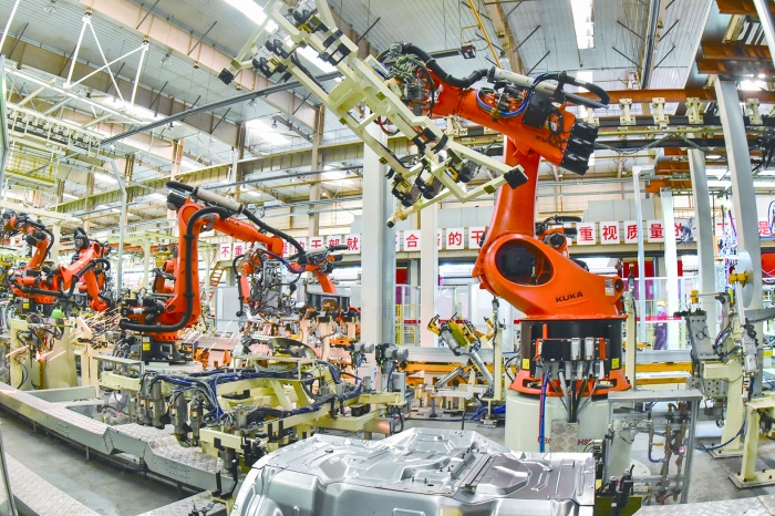 机械手在山东省青州市一家汽车制造企业车间内装配生产 机械手在山东省青州市一家汽车制造企业车间内装配生产