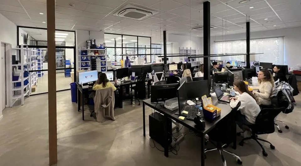 SecretAligner 的生产设施可以使用自动化 Formlabs 3D 打印机 24/7 运行