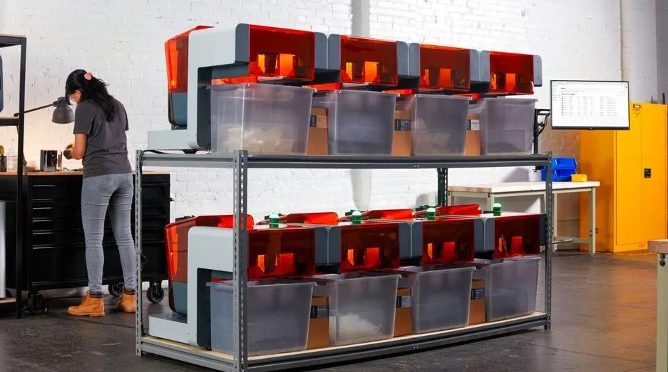 3D 打印机制造商 Formlabs 于2023 年推出了 Form Auto，可自动移除成品零件