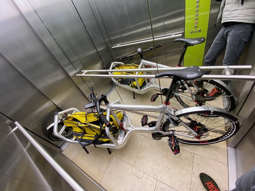 Bullitt货运自行车完美适合标准电梯,方便运输 Bullitt货运自行车完美适合标准电梯,方便运输